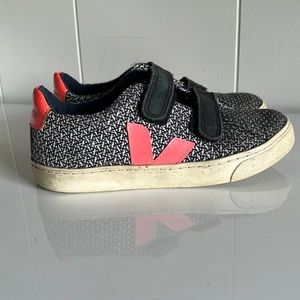 VEJA kids sneaker -youth sz 2